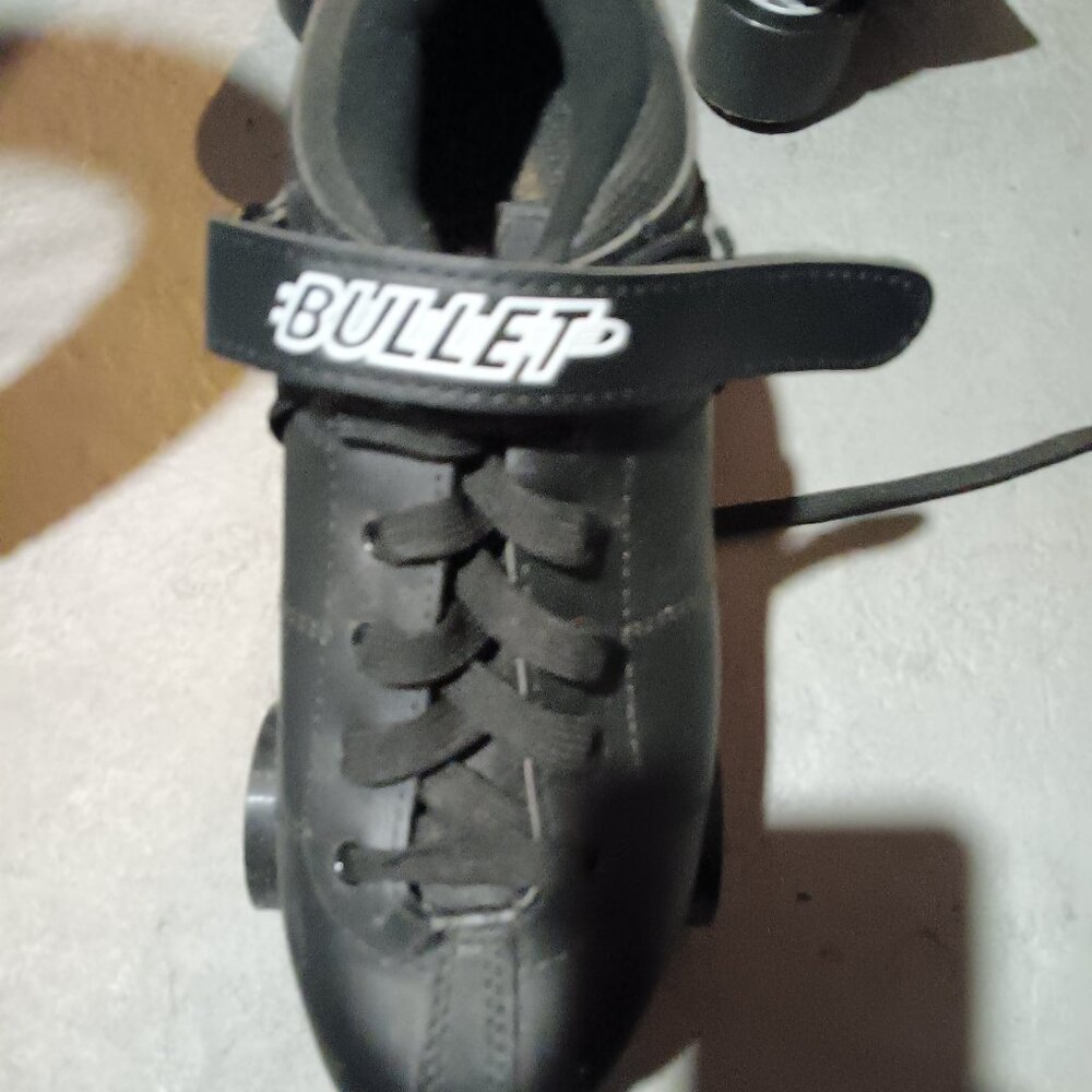 Mens size 8 new roller skates